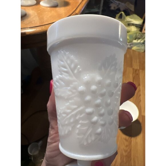 WHITE MILK GLASS VINTAGE 6 pcs. 10 oz footed goblets, grape clusters. - Picture 4 of 4